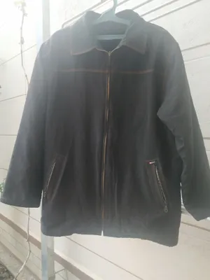 Куртка сотилади.