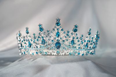 Диадема, корона с голубыми кристаллами