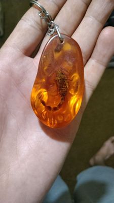 Янтарный брелок со скорпионом