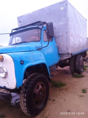 Gaz 53 zur yurib turgan