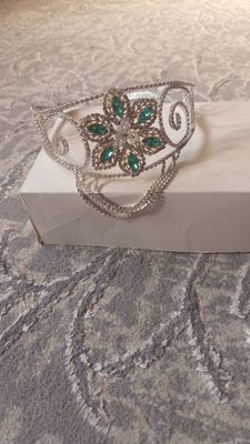 Kelinlarimiz uchun diadema chroyli va nafis ishlangan
