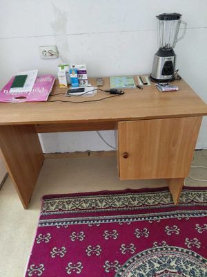 Письменный стол в хорошем состоянии
