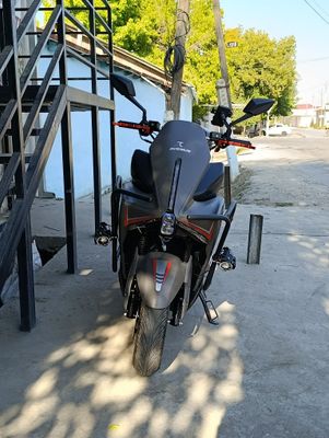 Skuter moto Yangicha dizayin va binzin bilan yuradi