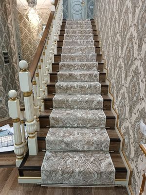 Установка на лестницу держатель для ковров