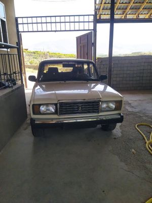 Vaz 2107 sotiladi