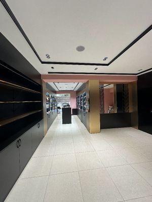 Vitrina mebel sotiladi yengi