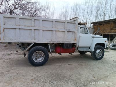 Gaz 53 srochna sotiladi
