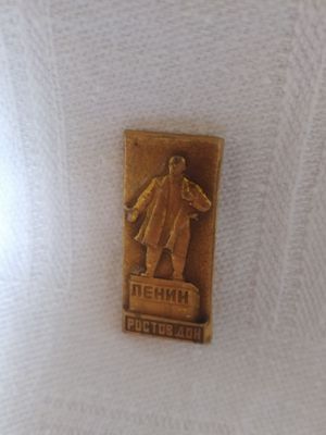 Винтажный значок СССР — Памятник Ленину в Ростове-на-Дону