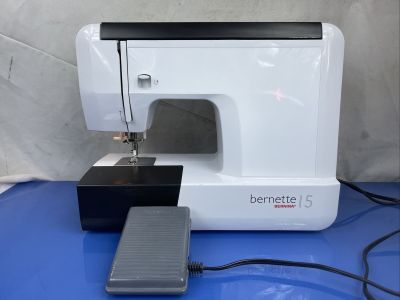 СРОЧНО продаётся швейная машинка Bernina bernette 15