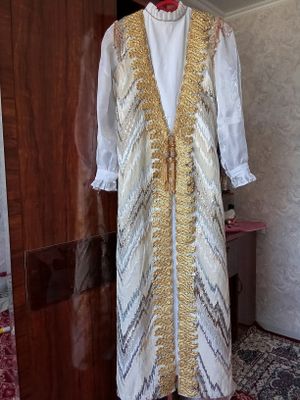 Ansanbl qoʻl mehnati bilan ishlangan bezaklari