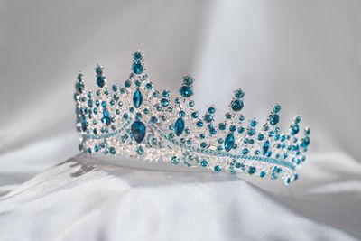 Диадема, корона с голубыми кристаллами