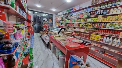 Tayyor yurib turgan oziq ovqat doʻkoni sotiladi joy arenda