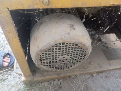 Baliqlar uchun yem chiqaruvchi aparat