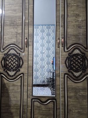 Shkaf kiyim va narsalarni qo'yish uchun mo'ljallangan