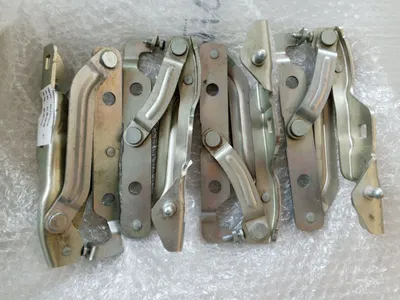 Крышка расположена ниже. Левый шарнир капота