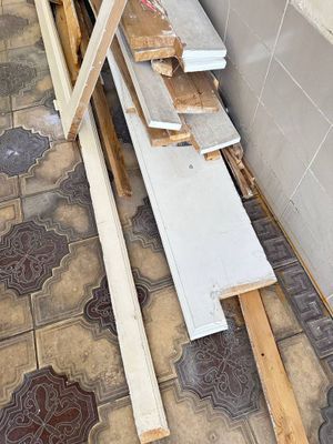 Продам деревянные доски и дверь (после ремонта)