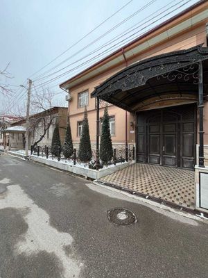 Продается участок с двумя домами в одном дворе.