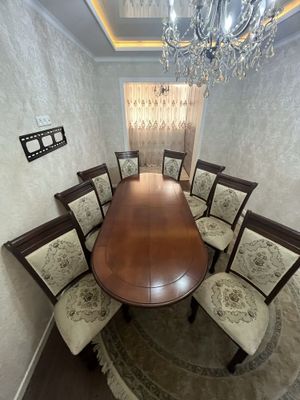 Стол и стулья из ореха