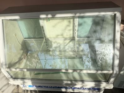 Холодилник витрина ишлайди