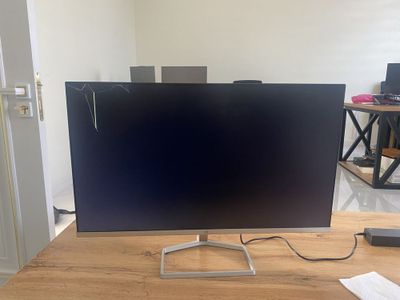 HP monitor 27, ekrani ketib qogan