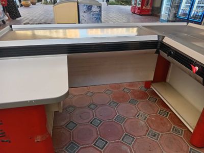 Kassa stol sotiladi