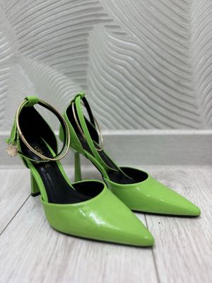 Модные босоножки от Versace