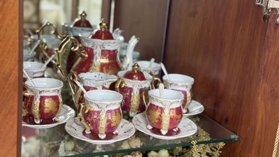 Набор состоит из 6чашек,6тарелок 1чайник 2сахарниц