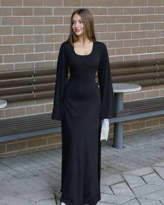 Черное платье в обтяг на завязках