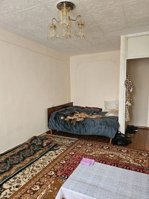 Продаётся 1 ком квартира в чирчике 1 мкн 3 этаж в доль дороги