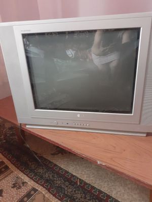 Телевизор LG серого и чёрного цвета