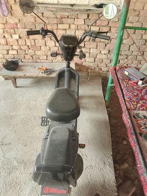 elktra skutur 4ta akumlatorli holati zor