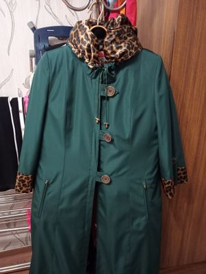 Продаётся плащь женский.