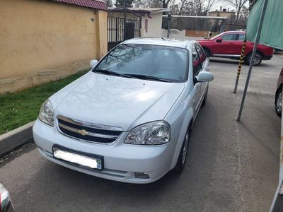 Продается Chevrolet Lacetti 1.8 3 позиция / Автомат / бензин