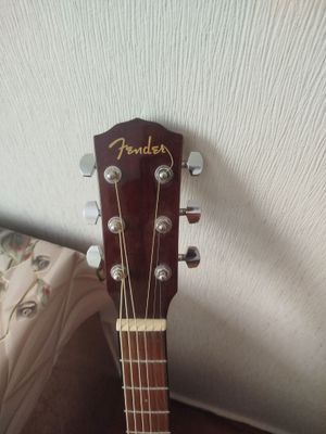 Продам гитару Фендер, звук отличный, новая. Махагон красное дерево