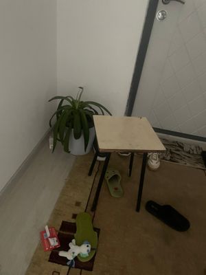 Taburetka va gul uy interyeri uchun