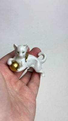 Фарфоровая статуэтка котёнок с шаром Европа мини миниатюра фигурка