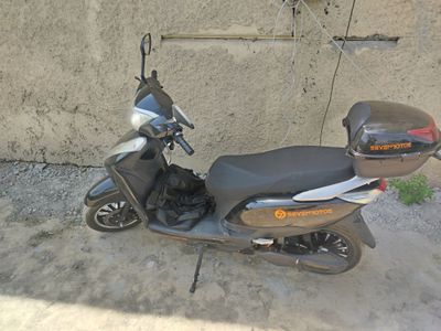 Seven motrs bir zaryadka bn 50km yuradi tezligi 60