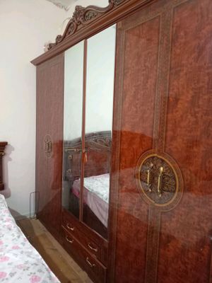 Shkafi bilan tirmosi sotiladi