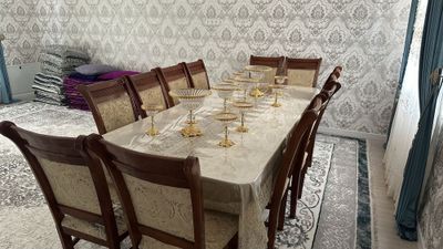 Mehmon xonaga 1 Katta stol va 12 ta KONPLEKT sotiladi Holati Yaxshi!!!