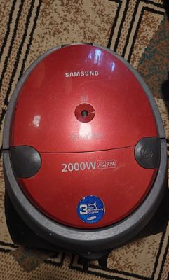 Пылесос SAMSUNG 2000W в рабочем состоянии