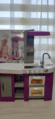 Детская кухня и большой набор продуктов питания