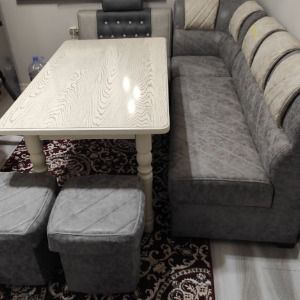Кухонный уголок с пуфиками и подушками.