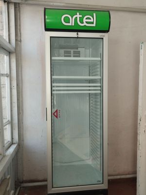 Vitrina xolodilnik Artel