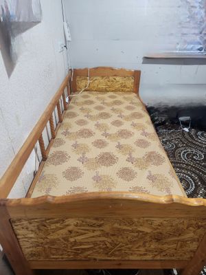 Кровать деревянная
