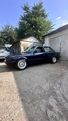 BMW E30 sedan 1987 год