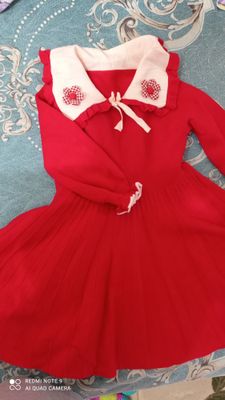 Платье тёплое на 8-9 лет,одели один раз
