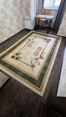Ковер бежевый 3м на 2м в хорошем состоянии.