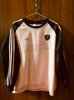 Это розовый свитшот с черными рукавами