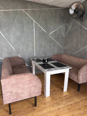 Kafe restoran uchun komplekt mebel sotiladi