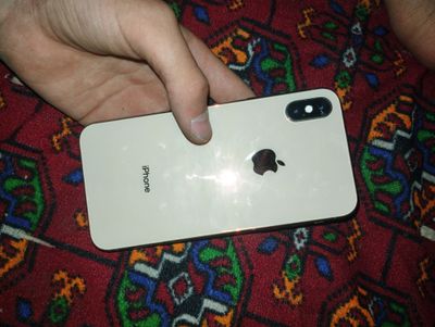 iphone Xs gold rang rasmda oq koʻringan aybi yoʻq